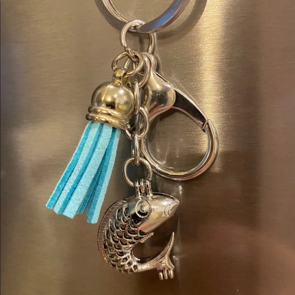 Fish pendant keychain